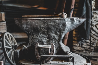 黑色金属工具的棕色木桌上
